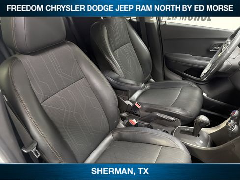 Used 2019 Chevrolet Trax LT w/ LT Convenience Package FWD image 9