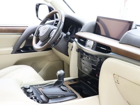 Used 2017 Lexus LX 570 4WD w/ Luxury Package image 31