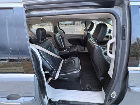 Used 2023 Chrysler Pacifica Limited FWD image 28