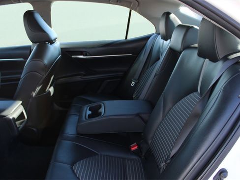 Used 2024 Toyota Camry SE image 11