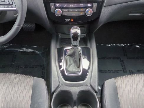 Used 2019 Nissan Rogue SV image 19
