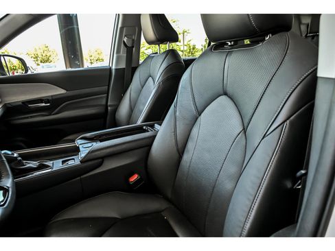 Used 2024 Toyota Grand Highlander AWD image 4