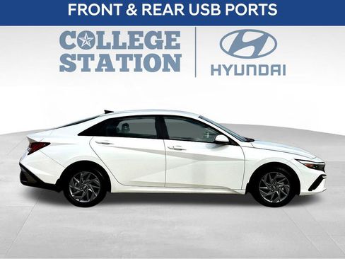 Used 2025 Hyundai Elantra Blue image 11