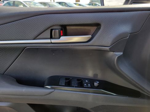 Used 2025 Toyota Camry SE image 17