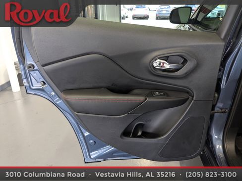 Used 2019 Jeep Cherokee Trailhawk image 13