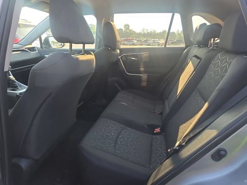Used 2021 Toyota RAV4 XLE AWD/4WD image 4