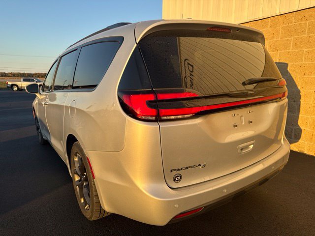 Used 2022 Chrysler Pacifica Touring-L w/ S Appearance Package FWD image 9