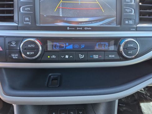 Used 2018 Toyota Highlander Limited AWD/4WD image 32
