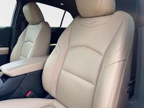 Certified 2024 Cadillac XT4 Luxury w/ Cold Weather Package FWD image 18