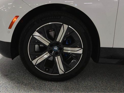 Used 2024 BMW iX xDrive50 w/ Premium Package AWD/4WD image 5