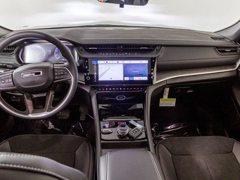 New 2026 Jeep Grand Cherokee Altitude image 25