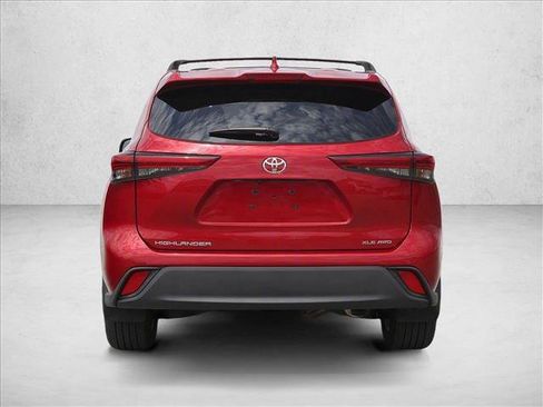 Used 2020 Toyota Highlander XLE AWD/4WD image 6
