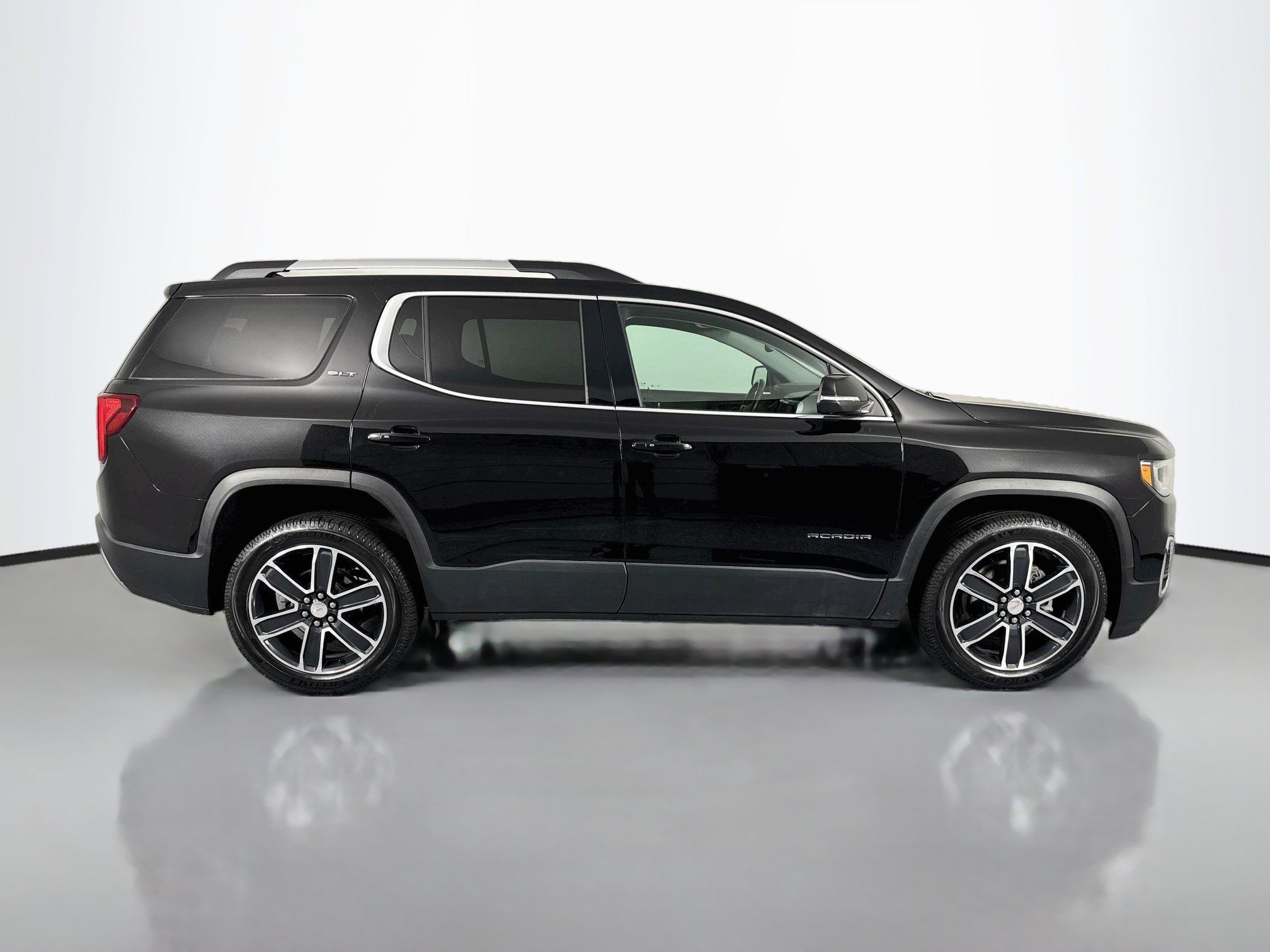 Used 2021 GMC Acadia SLT w/ Technology Package FWD image 4