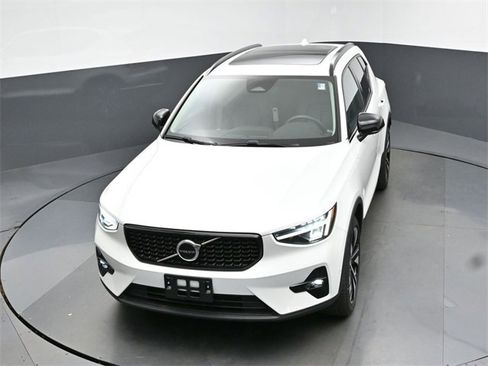 Used 2023 Volvo XC40 B5 Plus w/ Protection Package Premier image 45