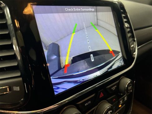 Used 2019 Jeep Grand Cherokee Limited image 15