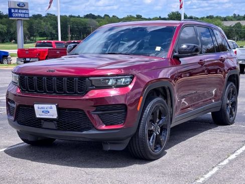 Used 2023 Jeep Grand Cherokee Altitude AWD/4WD image 3
