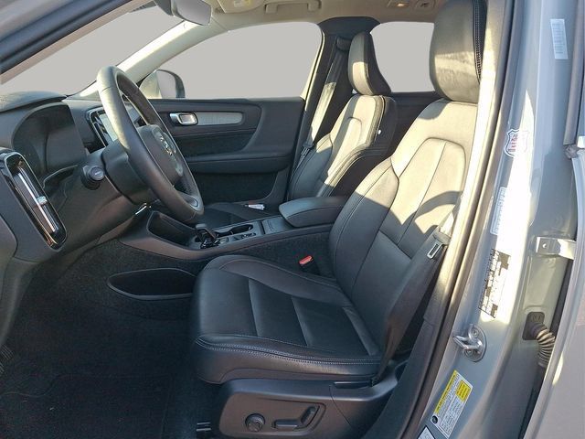 Certified 2025 Volvo XC40 B5 Core AWD/4WD image 9