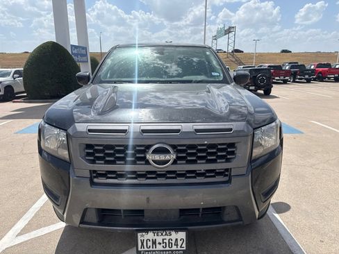 Used 2025 Nissan Frontier SV RWD image 2