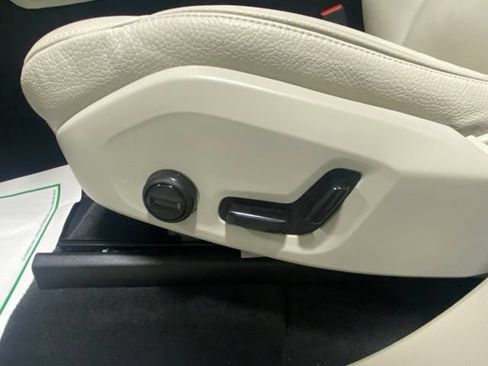 Used 2025 Volvo XC90 T8 Plus w/ Protection Package Premier AWD/4WD image 12