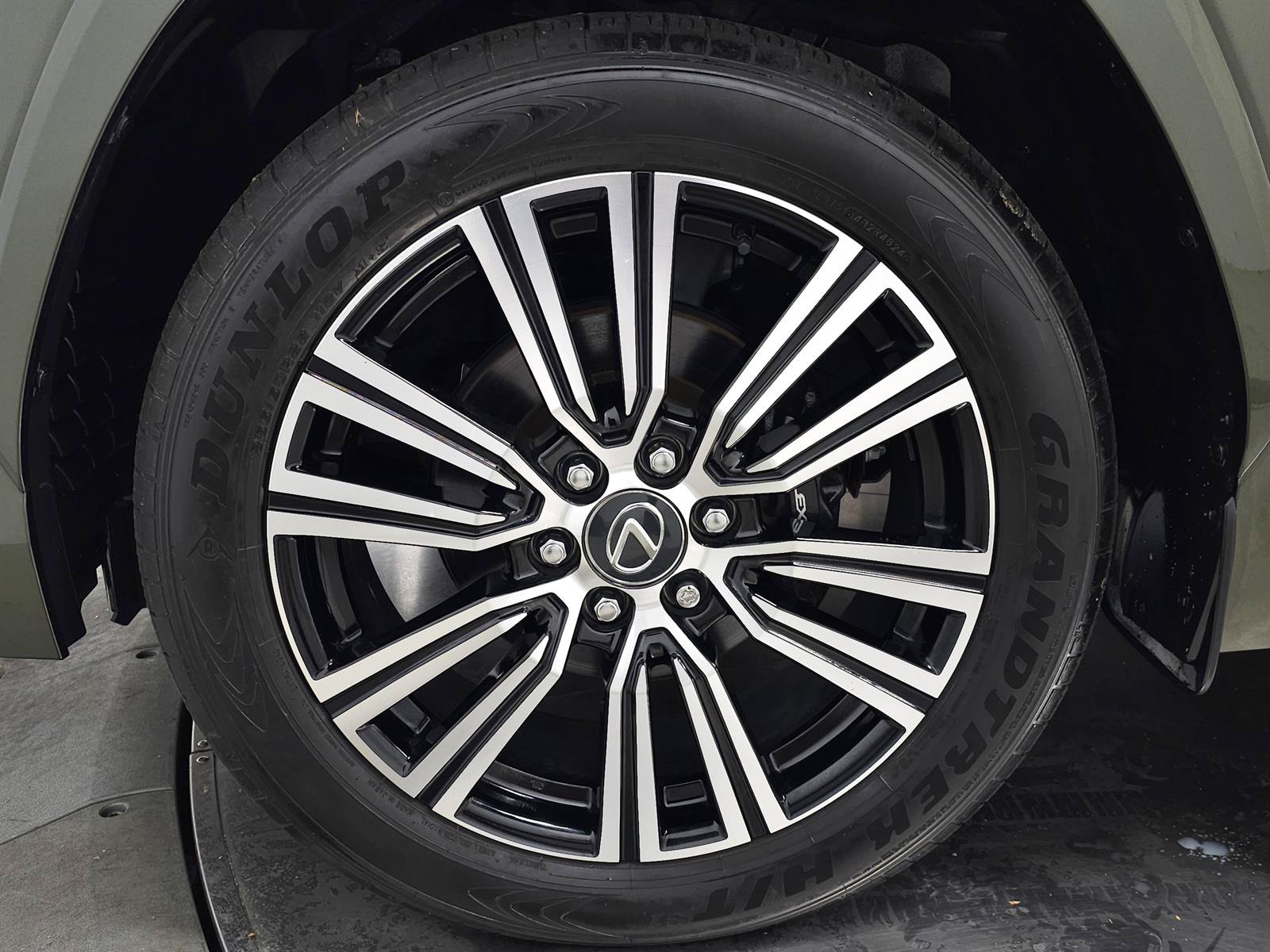 Used 2025 Lexus LX 600 4WD w/ Luxury Package image 14
