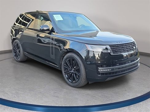 Used 2025 Land Rover Range Rover SE image 3