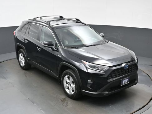Used 2020 Toyota RAV4 XLE w/ XLE Grade Weather Package AWD/4WD image 40