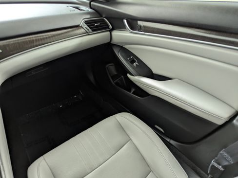 Used 2020 Honda Accord Touring image 11