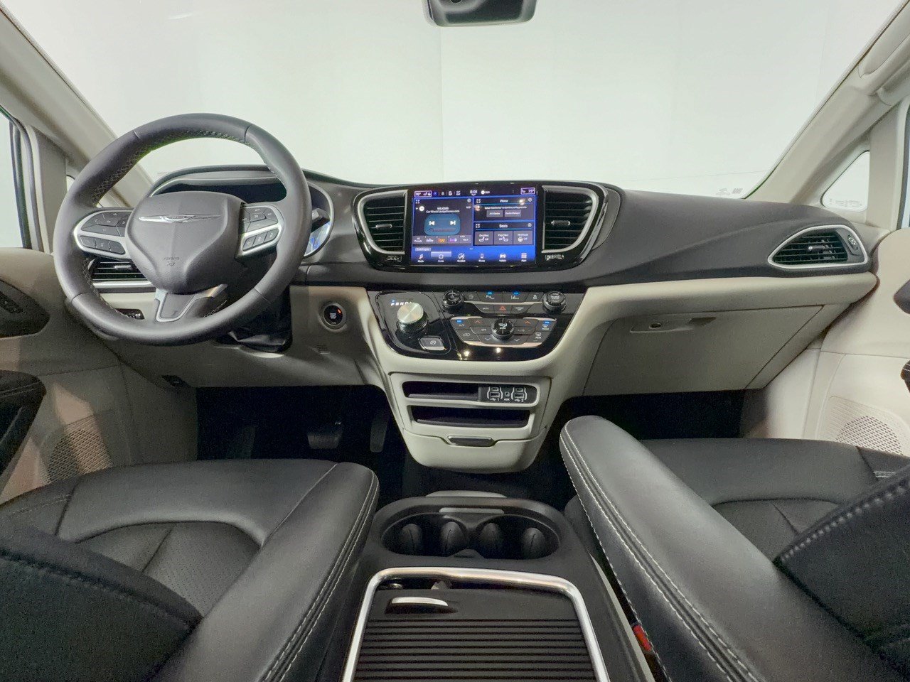 Used 2024 Chrysler Pacifica Touring-L FWD image 17