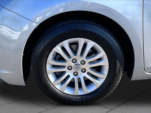 Used 2017 Toyota Sienna XLE FWD image 10