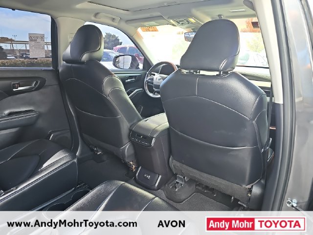 Used 2022 Toyota Highlander XLE AWD/4WD image 19