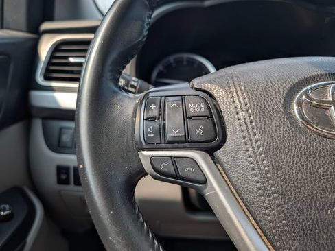 Used 2018 Toyota Highlander XLE AWD/4WD image 21