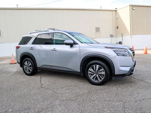 Used 2025 Nissan Pathfinder SL AWD/4WD image 6