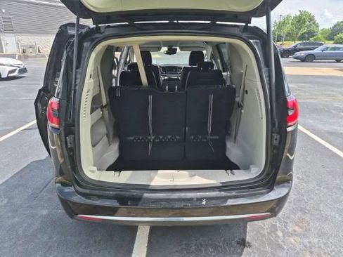 Used 2024 Chrysler Pacifica Touring-L FWD image 18