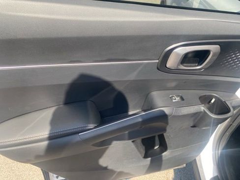 Used 2024 Kia Sorento S image 12