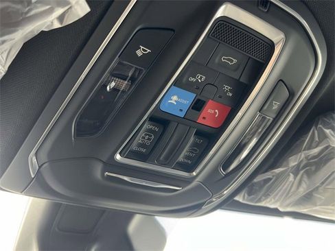 New 2025 Jeep Grand Cherokee Altitude image 13