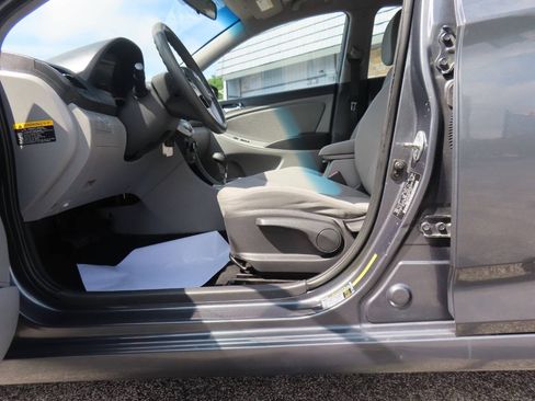 Used 2013 Hyundai Accent GLS w/ Premium Pkg FWD image 36
