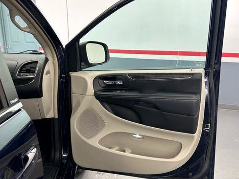 Used 2013 Chrysler Town & Country Touring image 24