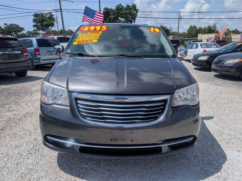 Used 2014 Chrysler Town & Country Touring-L FWD image 2