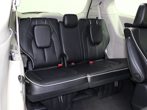 Used 2023 Chrysler Pacifica Limited FWD image 18