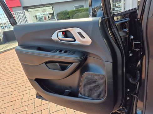 Used 2025 Chrysler Pacifica Limited FWD image 15