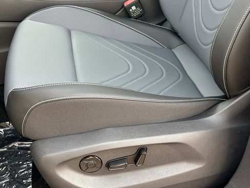 New 2025 Volkswagen Tiguan SE image 17