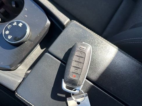 Used 2024 Nissan Rogue SV image 34