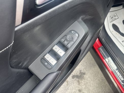 Used 2024 Mitsubishi Outlander SE image 17