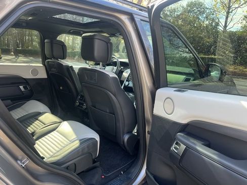 Used 2024 Land Rover Discovery Metropolitan Edition image 12