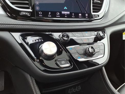 Used 2025 Chrysler Pacifica Limited FWD image 28