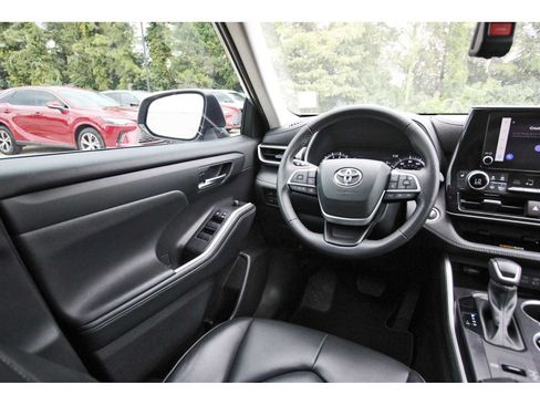 Used 2024 Toyota Highlander XLE FWD image 6