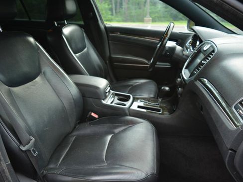 Used 2013 Chrysler 300 C RWD image 17