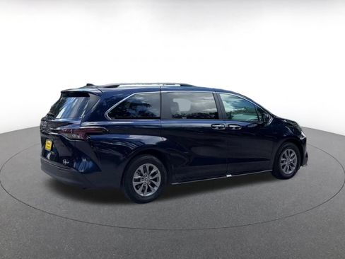 Used 2025 Toyota Sienna XLE FWD image 14