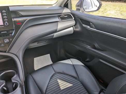 Used 2022 Toyota Camry SE image 14