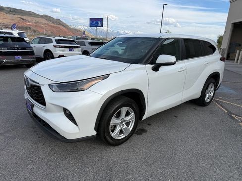 Used 2023 Toyota Highlander LE FWD image 2